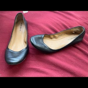 Size 8, black flats